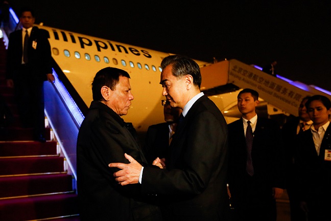 Chinese Foreign Minister Wang Yi welcomes Pres. Duterte to Beijing.