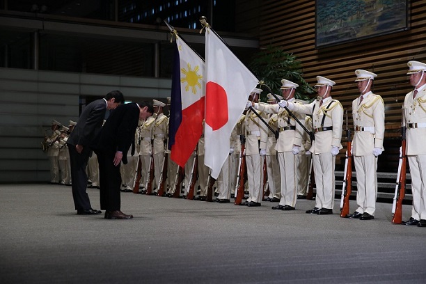 Pres. Rodrigo Roa Duterte, along with Japanese Prime Minister Shinzō Abe, welcomed  by honor guards upon his arrival at the Prime Minister’s Office in Japan  Oct.26. Malacanang photo by Albert Alcain.