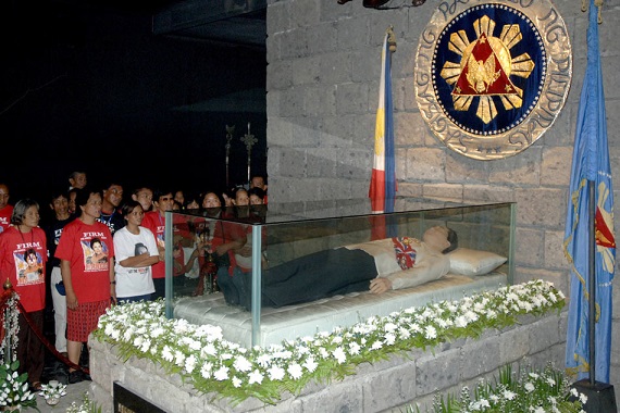 Marcos body in his hometown in Batac, Ilocos Norte. Photo by AFP. From ABS-CBN online.