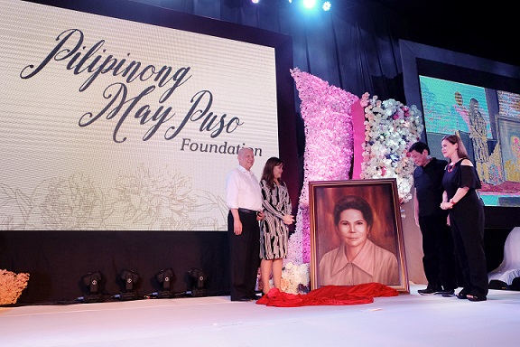 Pres. Duterte, accompanied by  common-law wife Honeylet Avanceña, accepts a portrait of his late mother Soledad Duterte from businessman Ramon Ang and Pilipinong May Puso Foundation chair Rowena Velasco during the launching of the foundation held at the Waterfront Hotel in Davao City on November 11. Malacanang photo by Richard Madelo.
