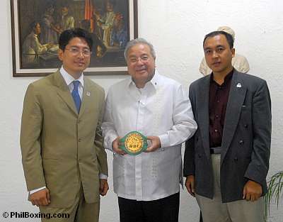 Then Ambassador to Mexico Antonio Manuel Lagdameo (center) with Dr. Allan L. Recto (left) and Alex P. Vidal of Philboxing.